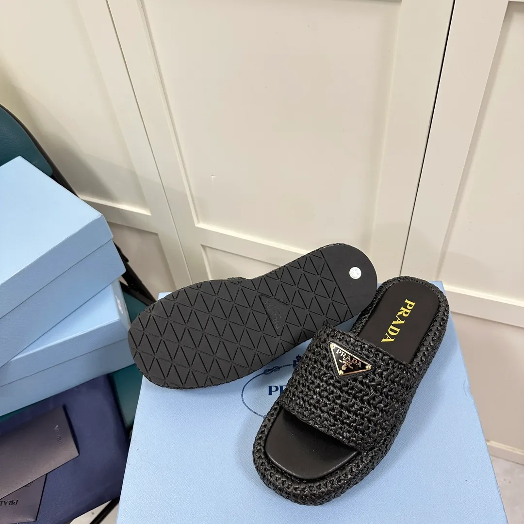 👟👟Ex-factory price 420👟👟 Prada’s new woven shoes and straw slippers! This year's popular straw series, lazy people's must-have slippers, look so good on your feet! ●Material: original uniform grass weave ●Inner padding: sheepskin lining ●Outsole: rubber outsole ●Number of yards: 35～40 (40 41 customized)